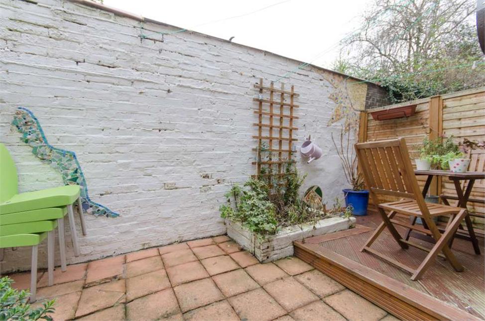 2 Bedroom House SE27 9LB Robson Road Pickwick Estates