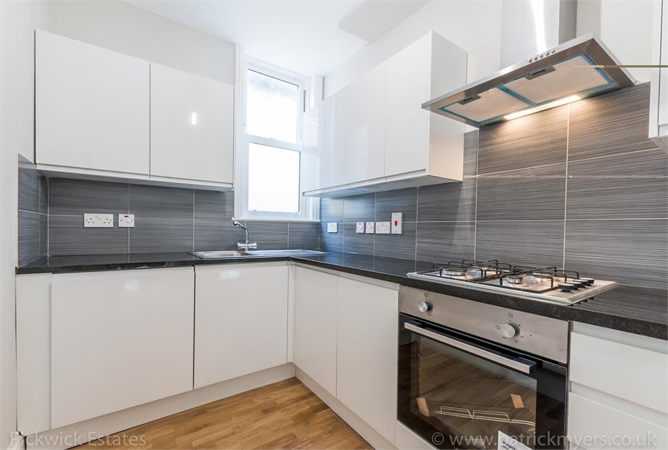 2 Bedroom Flat SE21 8DS Rosendale Road Pickwick Estates