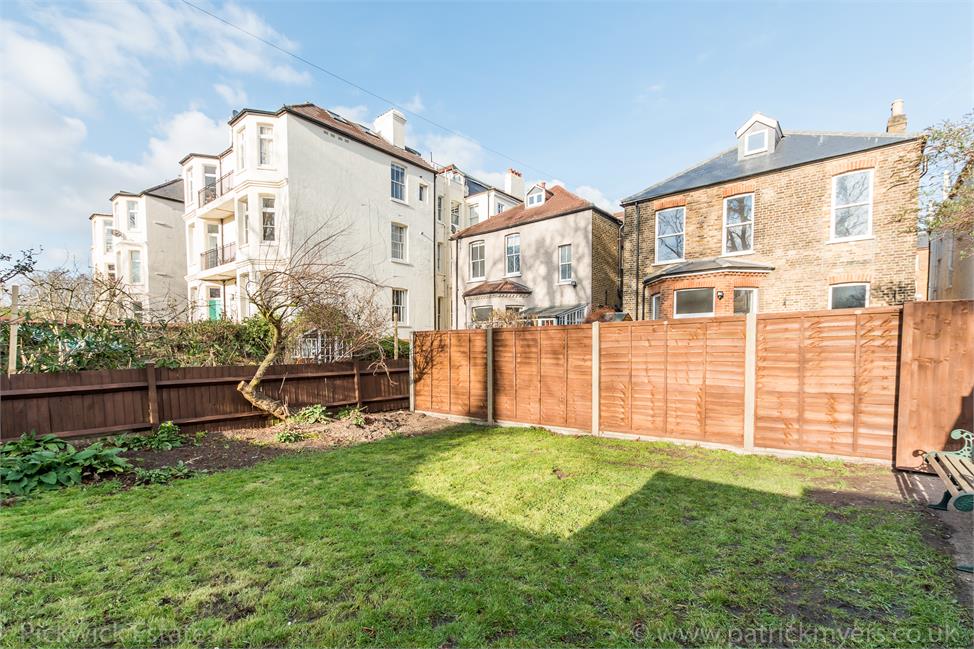 2 Bedroom Flat SE21 8DS Rosendale Road Pickwick Estates