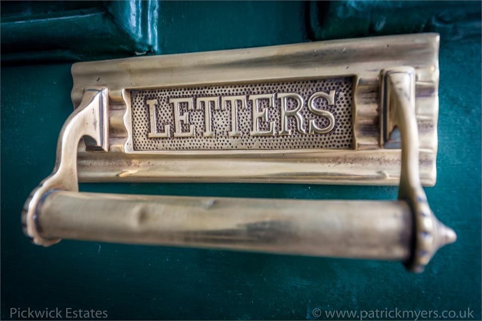 2 Bedroom Flat SE21 8DS Rosendale Road Pickwick Estates