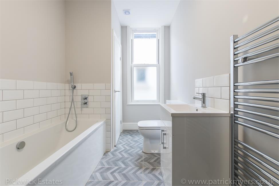 2 Bedroom Flat SE21 8DS Rosendale Road Pickwick Estates