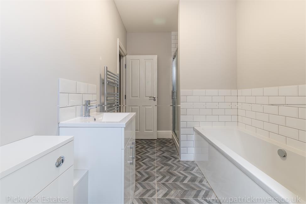 2 Bedroom Flat SE21 8DS Rosendale Road Pickwick Estates