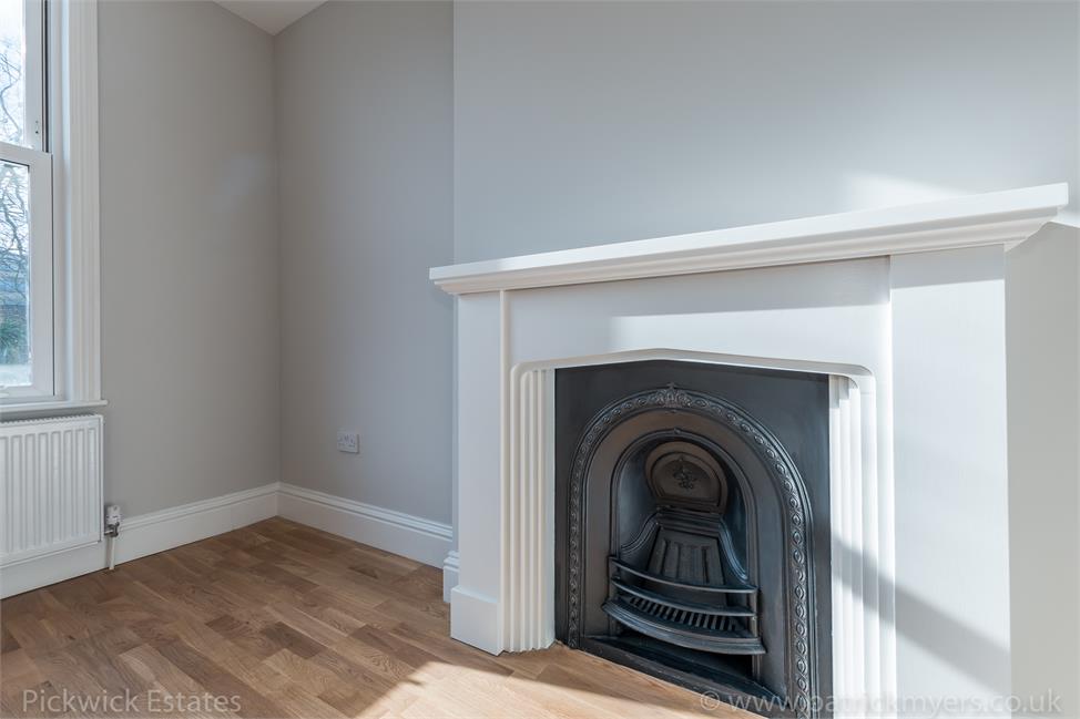 2 Bedroom Flat SE21 8DS Rosendale Road Pickwick Estates