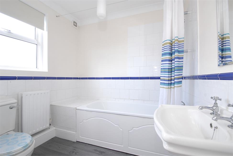 3 Bedroom Flat SE21 8DW Park Hall Road Pickwick Estates