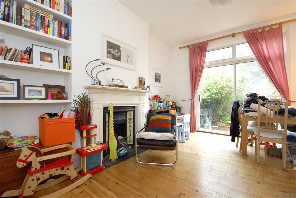 2 Bedroom Flat SE21 8DP Rosendale Road Pickwick Estates