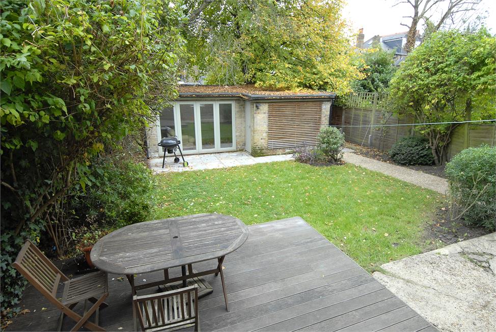 2 Bedroom Flat SE21 8DP Rosendale Road Pickwick Estates