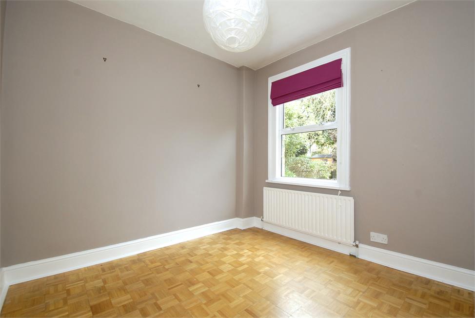 2 Bedroom Flat SE21 8DP Rosendale Road Pickwick Estates