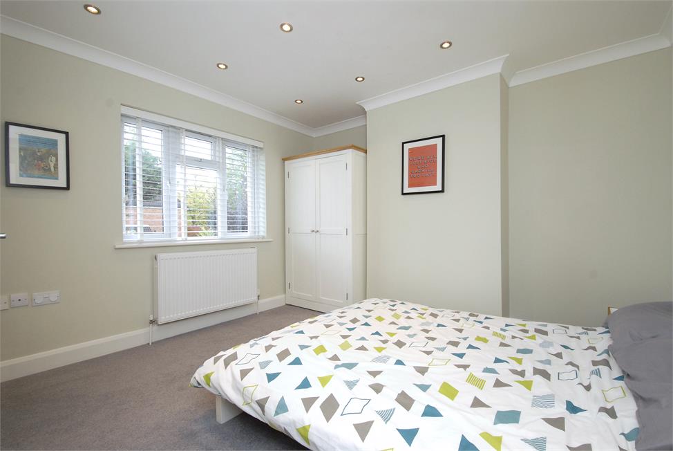 5 Bedroom House SE22 0JT Barry Road Pickwick Estates