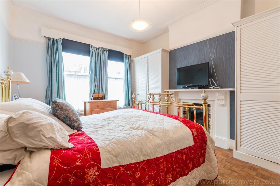 4 Bedroom House SE22 0JS Barry Road Pickwick Estates