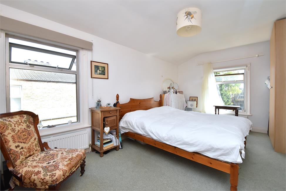 4 Bedroom House SE15 3UD Carden Road Pickwick Estates