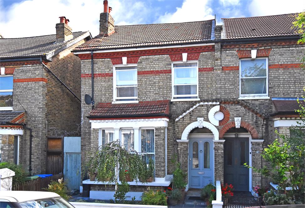 4 Bedroom House SE15 3UD Carden Road Pickwick Estates