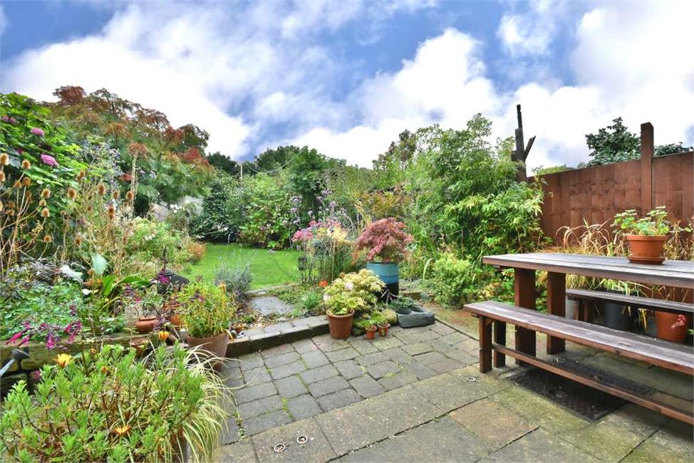 3 Bedroom House SE4 1RB Sevenoaks Road Pickwick Estates