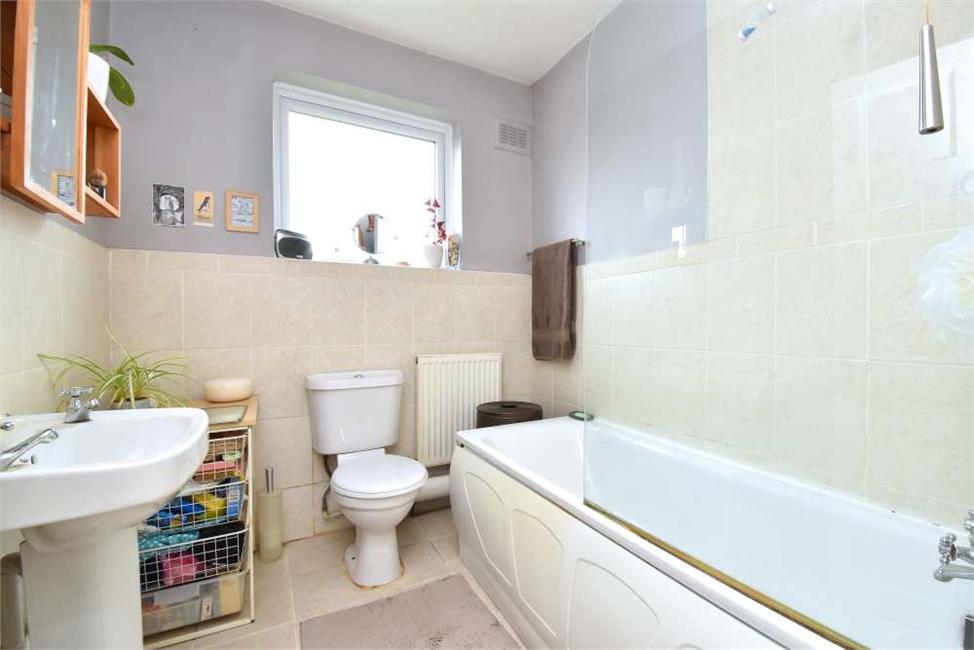 3 Bedroom House SE4 1RB Sevenoaks Road Pickwick Estates
