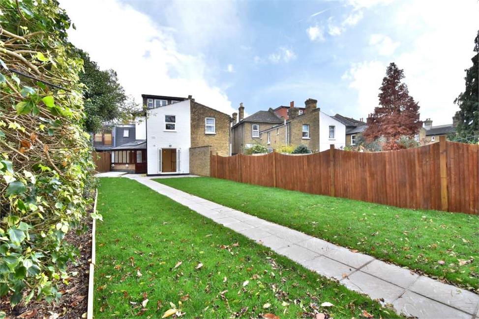 5 Bedroom House SE6 4NR Blythe Vale Pickwick Estates