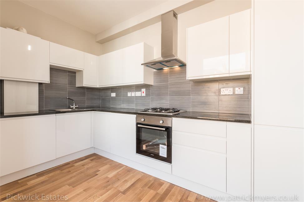 2 Bedroom Flat SE21 8DS Rosendale Road Pickwick Estates