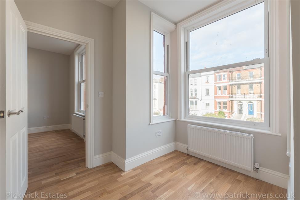 2 Bedroom Flat SE21 8DS Rosendale Road Pickwick Estates