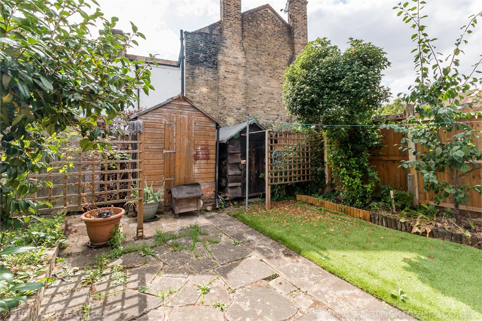 4 Bedroom House SE22 8EF Grove Vale Pickwick Estates