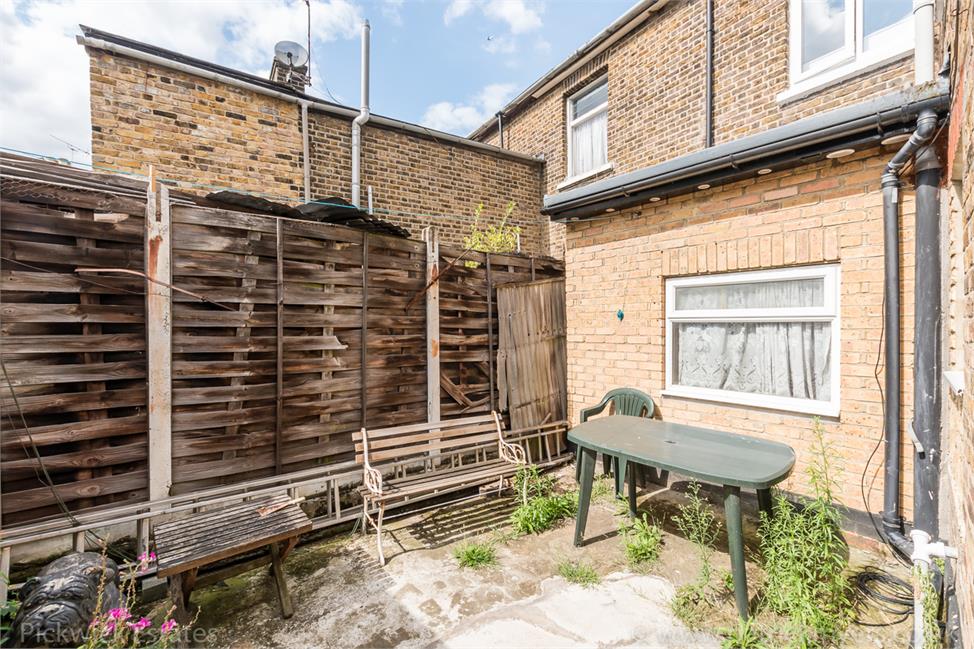 4 Bedroom House SE22 8EF Grove Vale Pickwick Estates