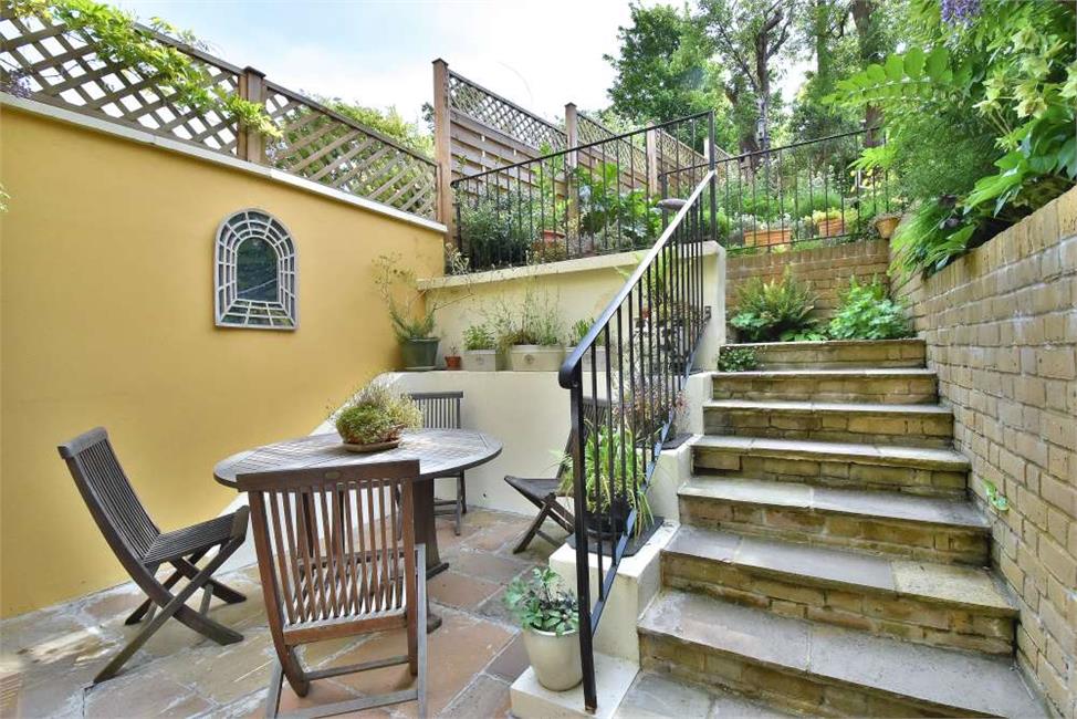 3 Bedroom House SE23 3QY Honor Oak Rise Pickwick Estates