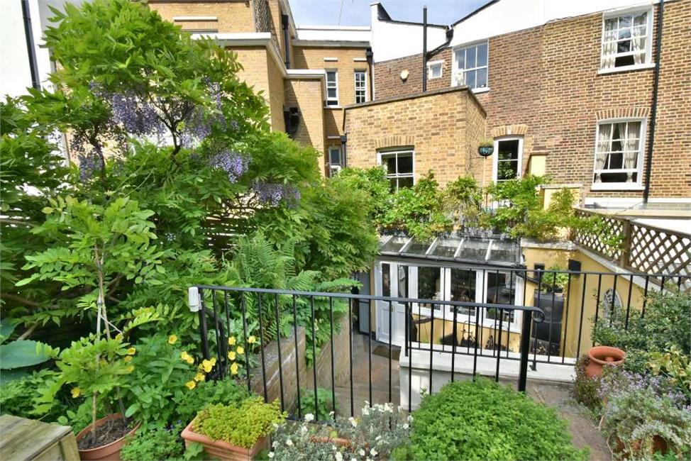 3 Bedroom House SE23 3QY Honor Oak Rise Pickwick Estates