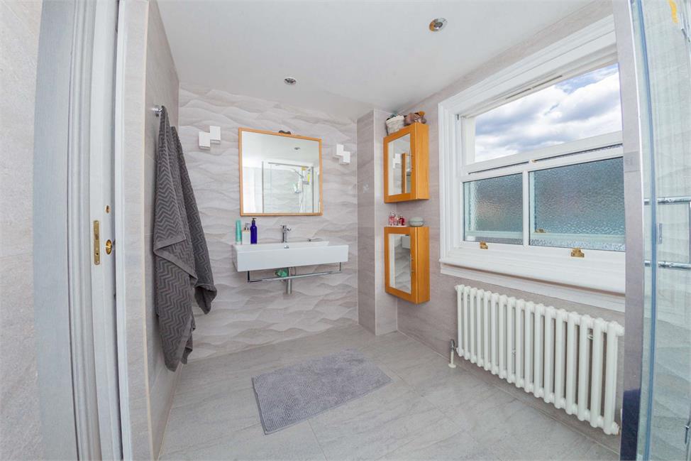 3 Bedroom Flat SE22 8QA Glengarry Road Pickwick Estates