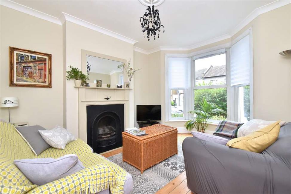 3 Bedroom House SE6 1XJ Glenfarg Road Pickwick Estates