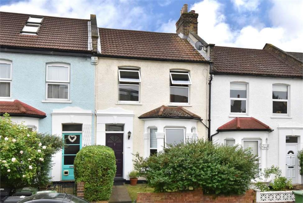 3 Bedroom House SE6 1XJ Glenfarg Road Pickwick Estates