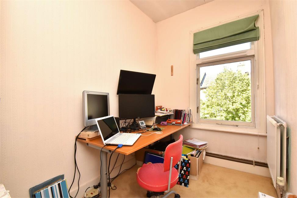 3 Bedroom Flat SE22 8QA Glengarry Road Pickwick Estates