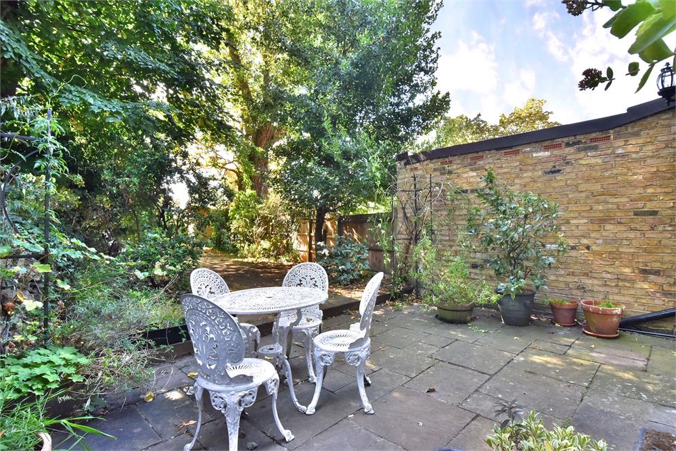 2 Bedroom Flat SE13 7PN Blackheath Rise Pickwick Estates