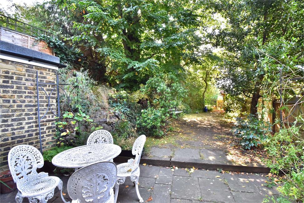 2 Bedroom Flat SE13 7PN Blackheath Rise Pickwick Estates