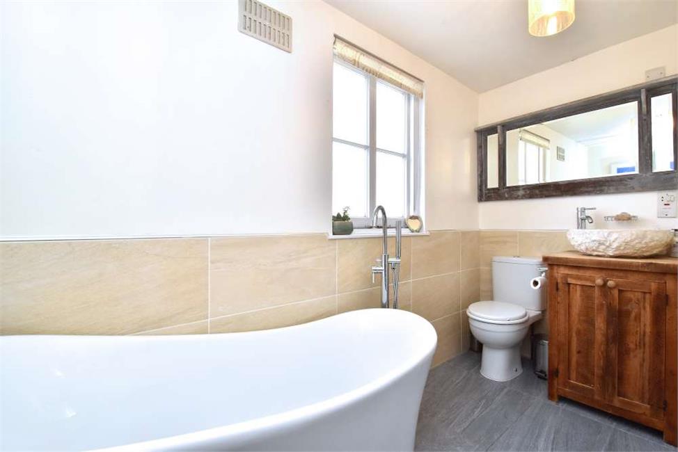 5 Bedroom House SE5 8NG Gairloch Road Pickwick Estates