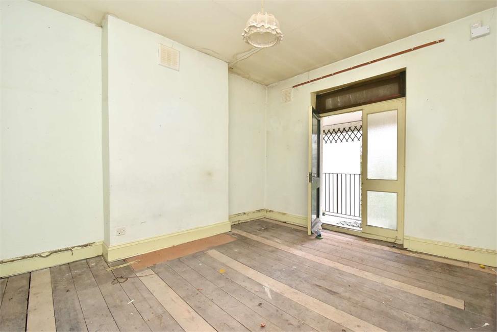 3 Bedroom House SE22 0JP Barry Road Pickwick Estates