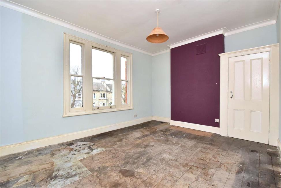 3 Bedroom House SE22 0JP Barry Road Pickwick Estates