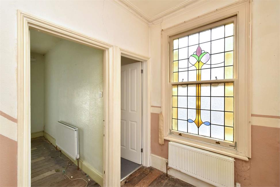 3 Bedroom House SE22 0JP Barry Road Pickwick Estates