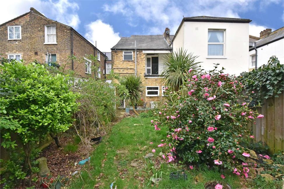 3 Bedroom House SE22 0JP Barry Road Pickwick Estates