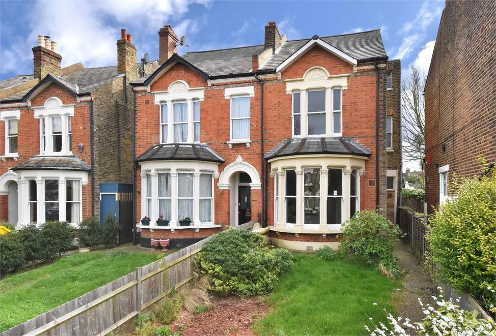 3 Bedroom House SE22 0JP Barry Road Pickwick Estates