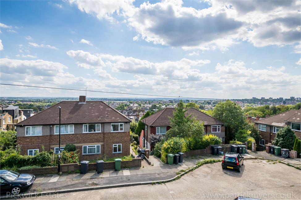 2 Bedroom Flat SE6 4UW Blythe Close Pickwick Estates