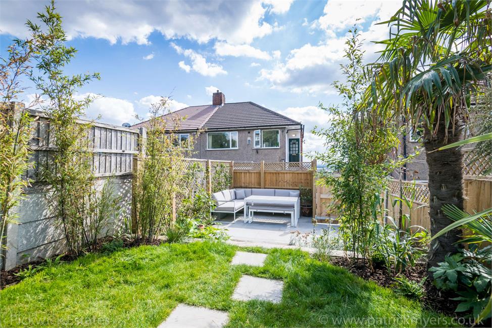 2 Bedroom Flat SE6 4UW Blythe Close Pickwick Estates