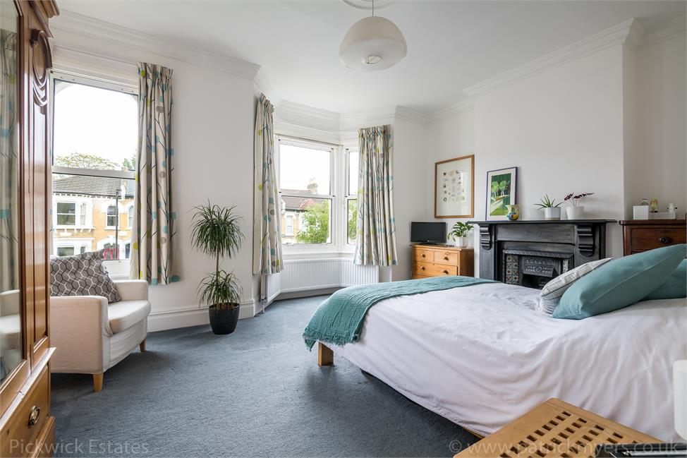 4 Bedroom House SE22 0BD Friern Road Pickwick Estates