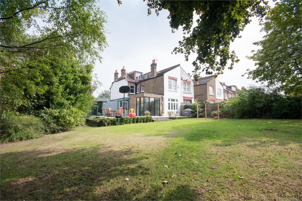 4 Bedroom House SE22 8ST Dovercourt Road Pickwick Estates