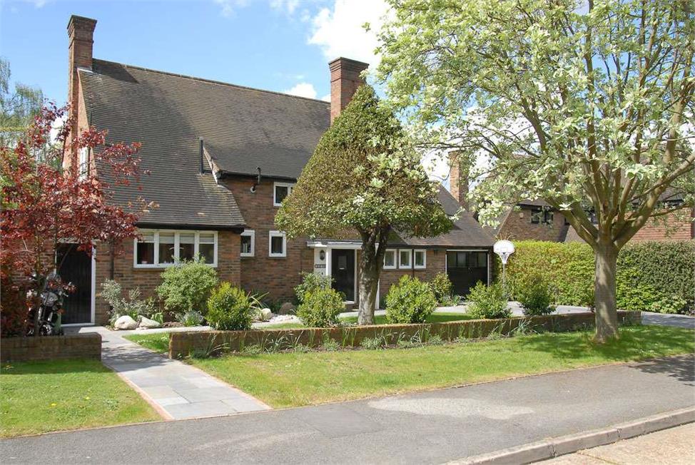 4 Bedroom House SE21 7ET Frank Dixon Way Pickwick Estates