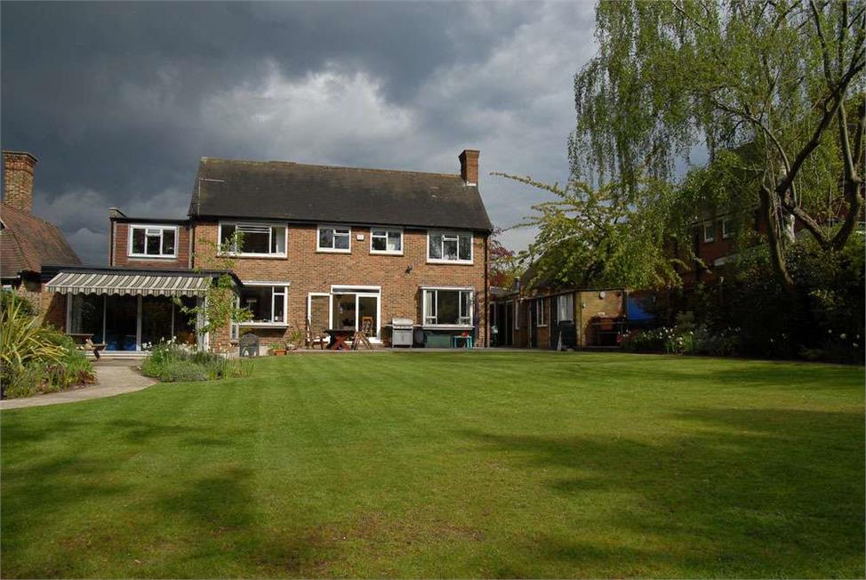 4 Bedroom House SE21 7ET Frank Dixon Way Pickwick Estates