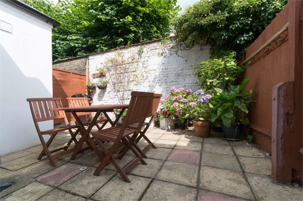 2 Bedroom House SE27 9LB Robson Road Pickwick Estates