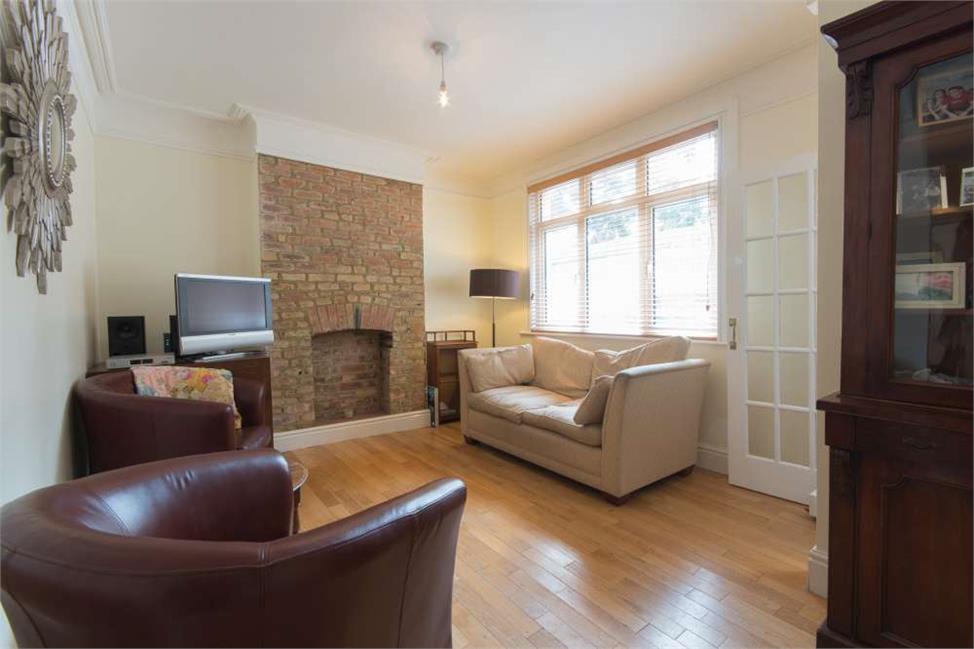 2 Bedroom House SE27 9LB Robson Road Pickwick Estates