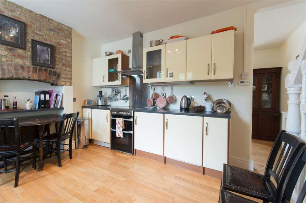 2 Bedroom House SE27 9LB Robson Road Pickwick Estates
